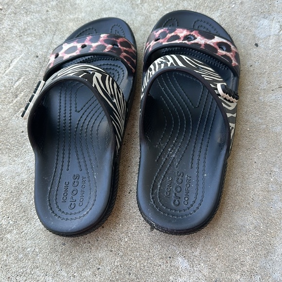 Crocs animal print women’s sandals size 6 - Picture 3 of 5